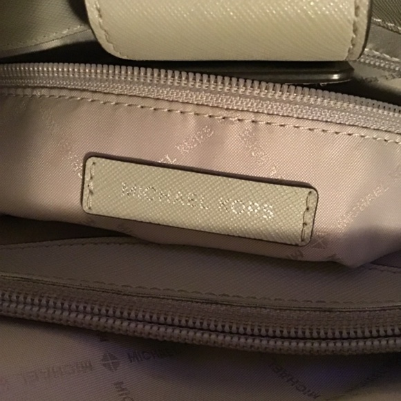 🔥Michael Kors, pre-owned, see description for details, has some life still. - Picture 12 of 14